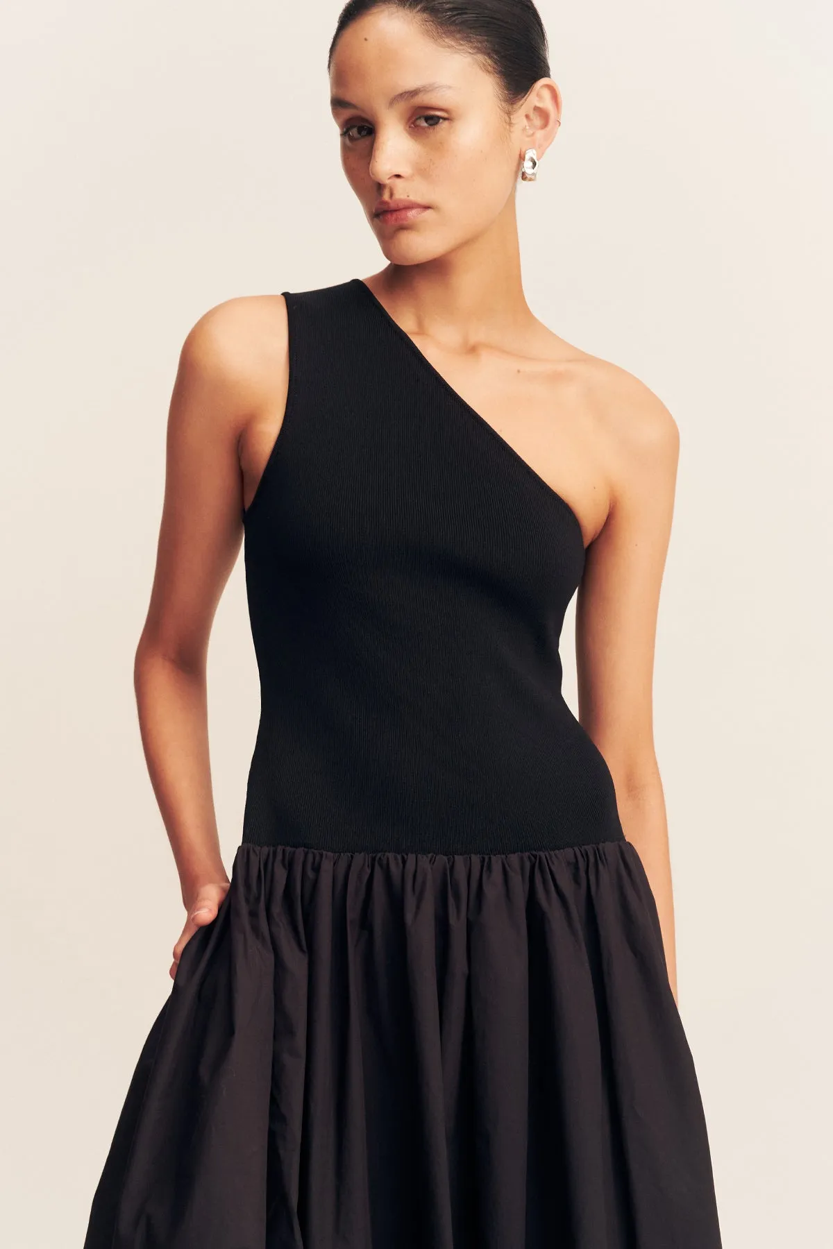 ALIAH ONE SHOULDER BUBBLE MIDI DRESS - BLACK