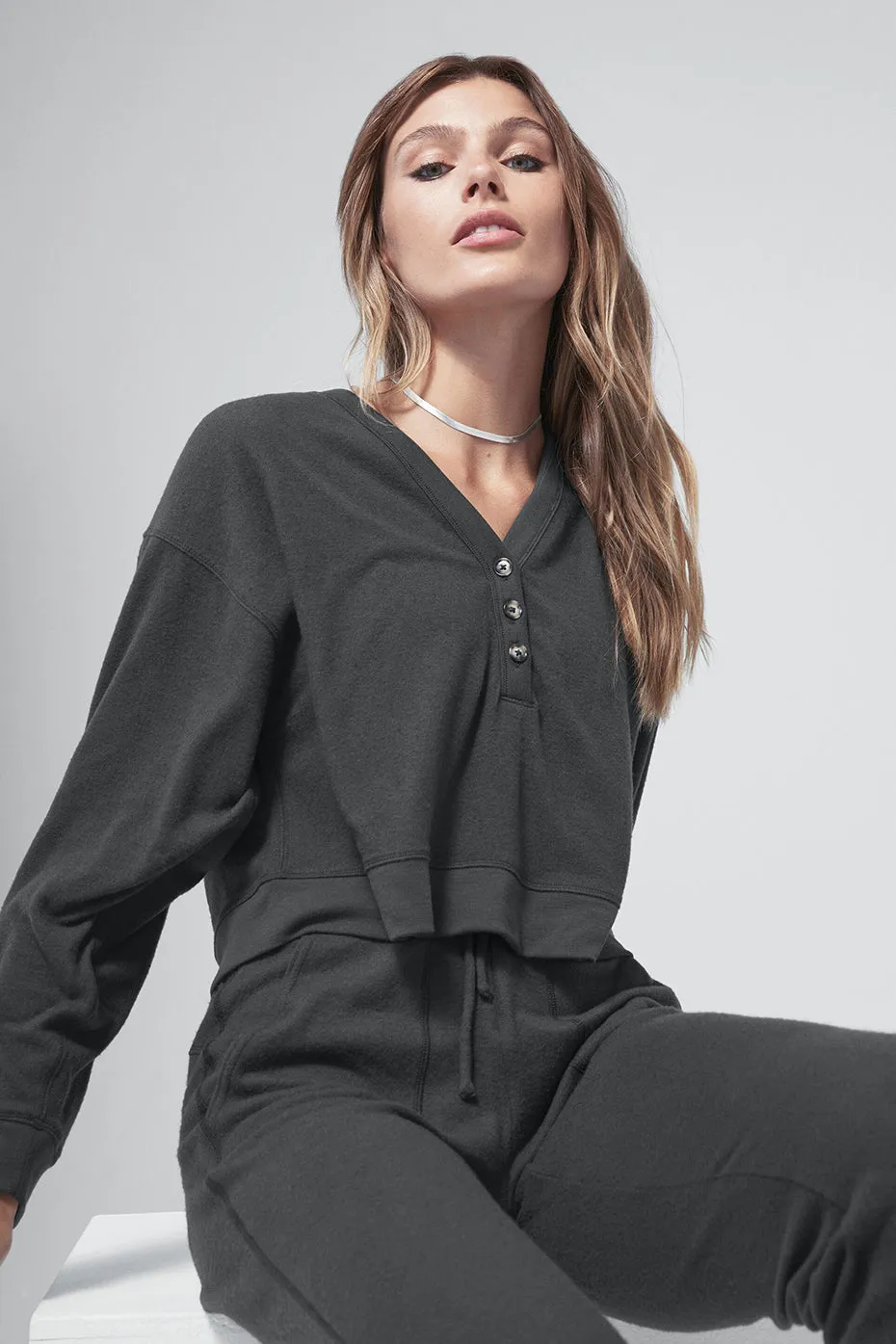 Alolux Soho Cropped Henley - Anthracite