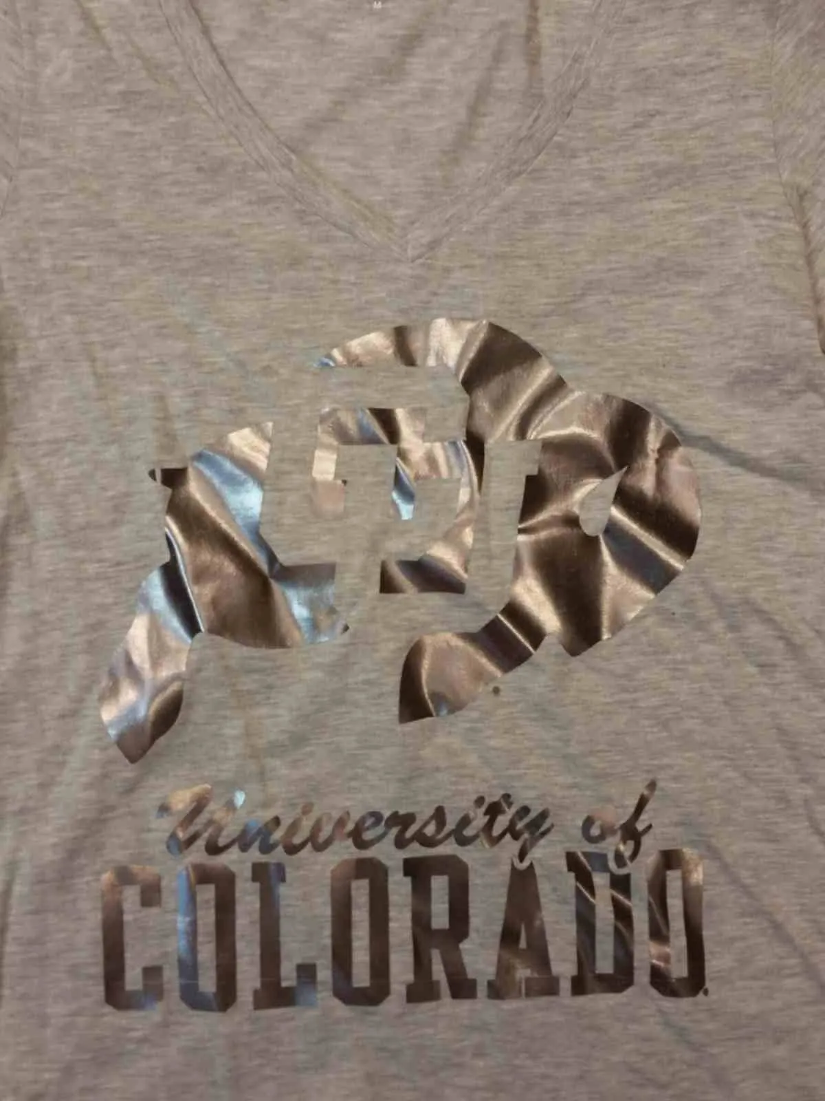 Colorado Buffaloes Champion WOMENS Gray Metallic Logo SS V-Neck T-Shirt (M)