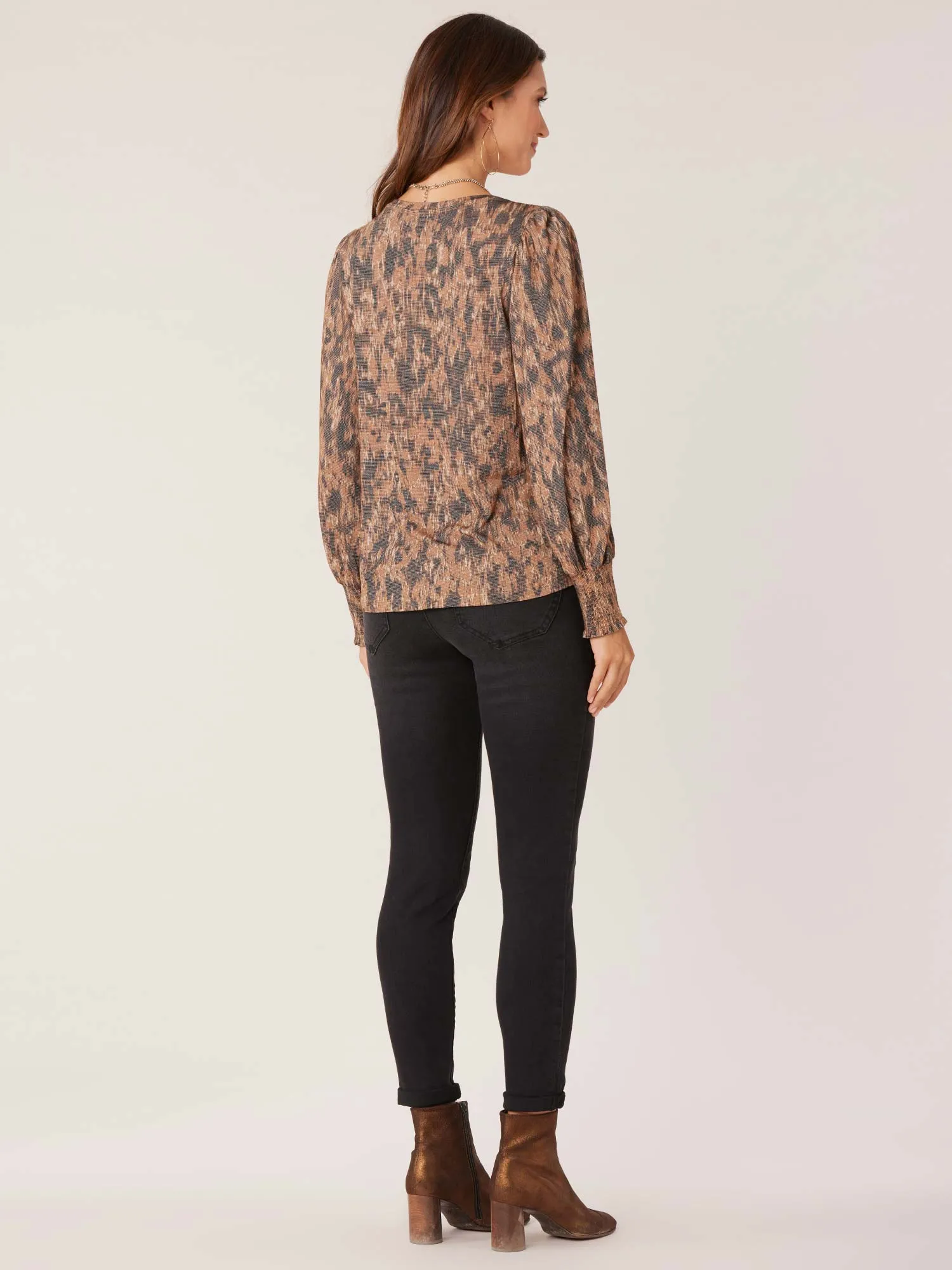 Long Blouson Sleeve V-Neck Twisted Hem Printed Knit Top