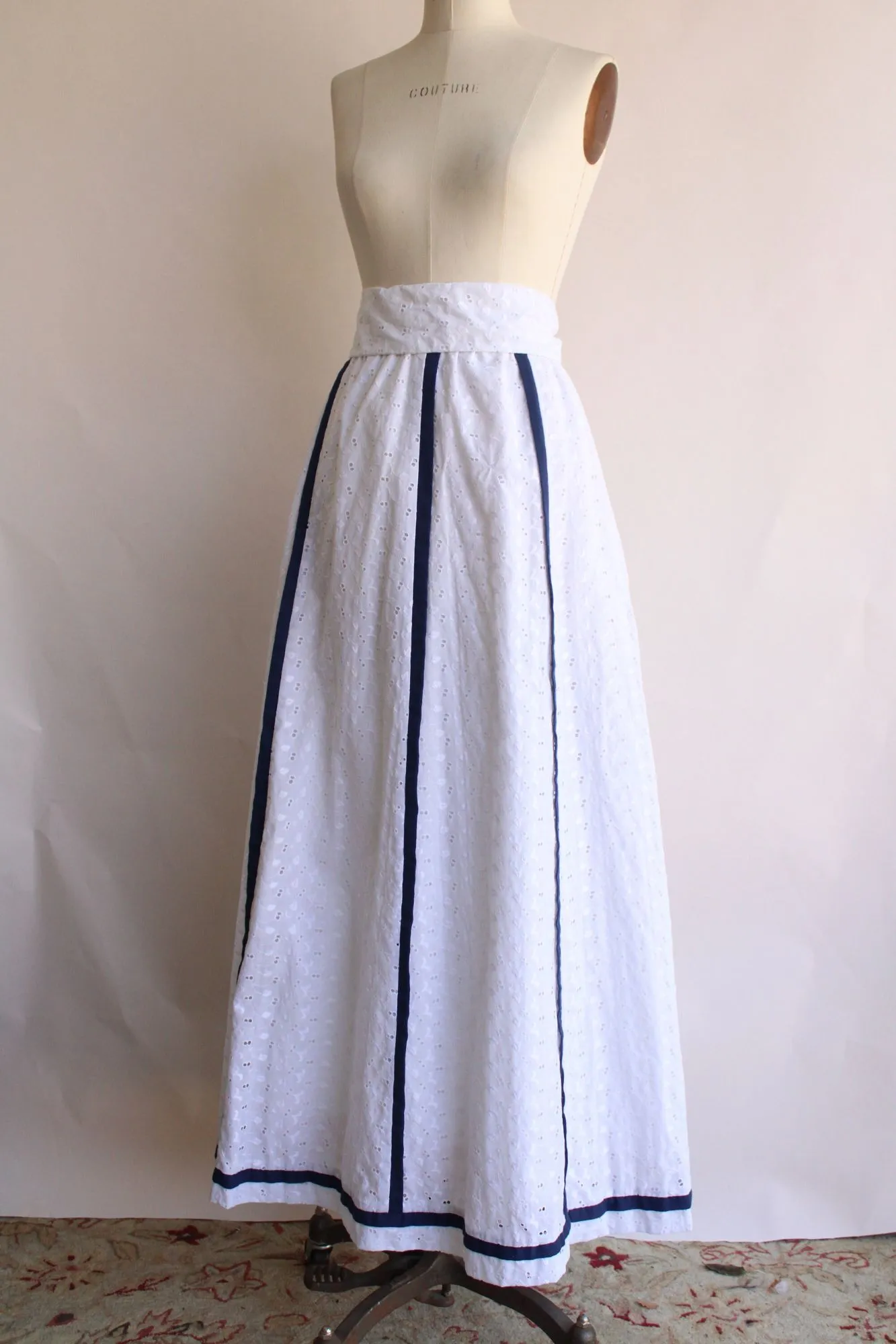 Vintage 1970s Chessa Davis Maxiskirt in White Eyelet with Blue Trim, Volup