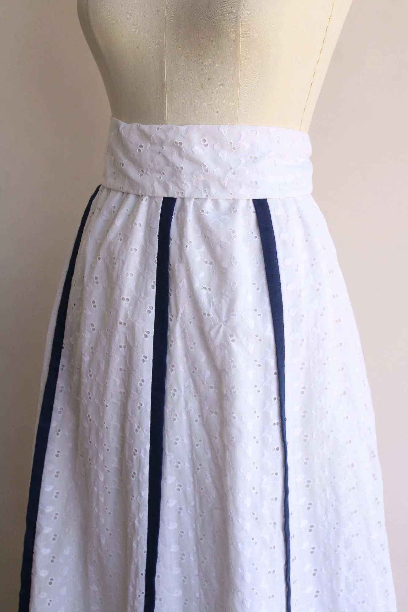 Vintage 1970s Chessa Davis Maxiskirt in White Eyelet with Blue Trim, Volup