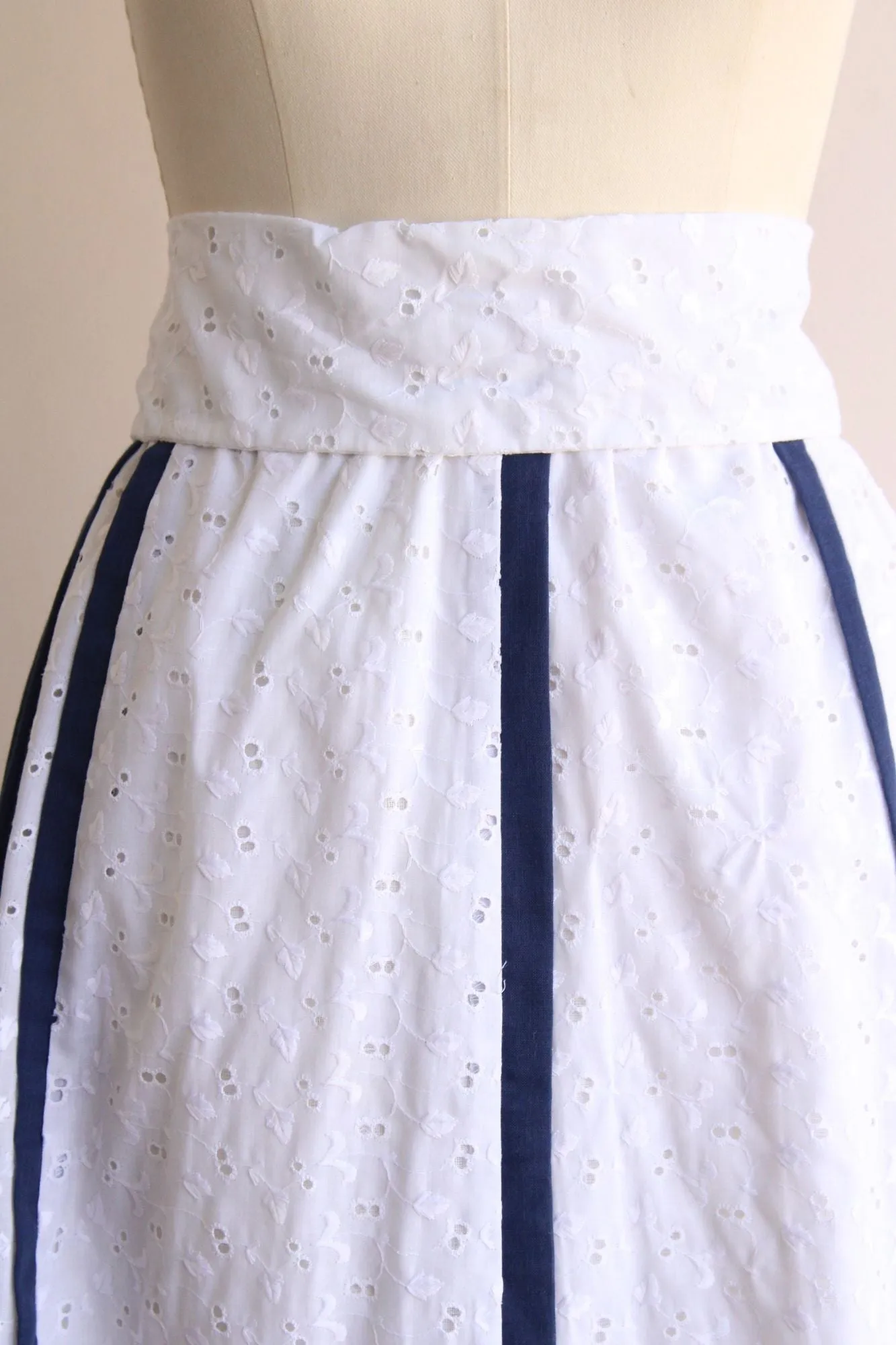 Vintage 1970s Chessa Davis Maxiskirt in White Eyelet with Blue Trim, Volup